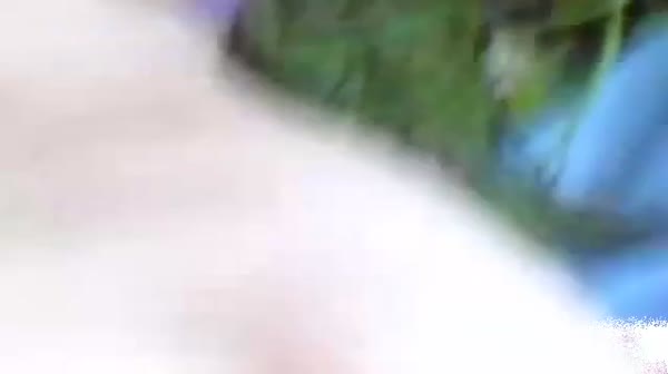 【网曝门事件】几个社会小青年把一妇女按在草地强行插穴